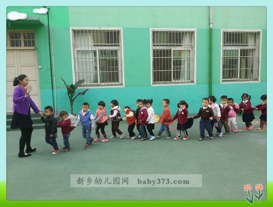 户外游戏《开火车》:新乡城建幼儿园芒果班|新