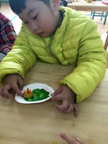 小鸡捉虫:新乡市城建幼儿园草莓班