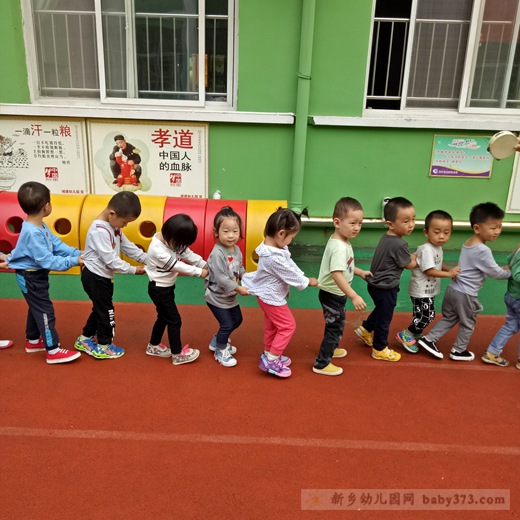 排队走线:新乡市城建幼儿园芒果班