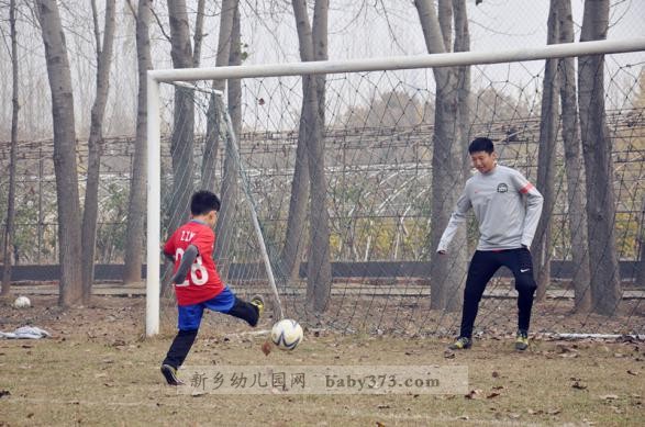 新乡小哈佛金龙幼儿园足球队走进建业足球训练